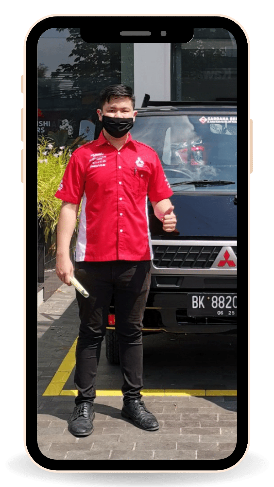 sales mitsubishi medan sedang melakukan serah terima dengan menggunakan masker sesuai protokol kesehatan 