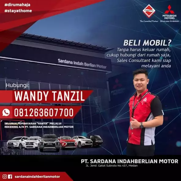 sales mitsubishi medan melakukan sesi foto saat serah terima unit mobil baru